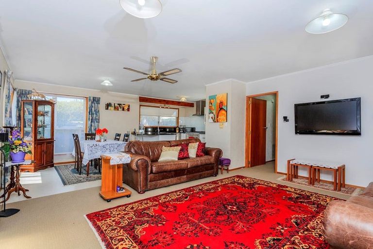 Photo of property in 2/38 Akoranga Drive, Northcote, Auckland, 0627
