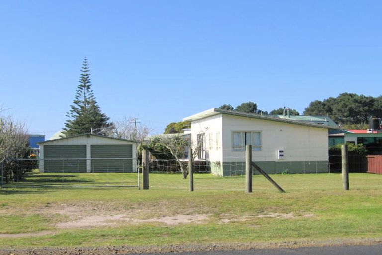 Photo of property in 5 Captain Cook Road, Cooks Beach, Whitianga, 3591