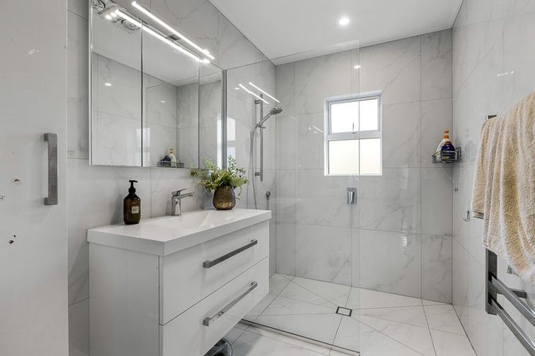 Photo of property in 300 Wairau Road, Glenfield, Auckland, 0629