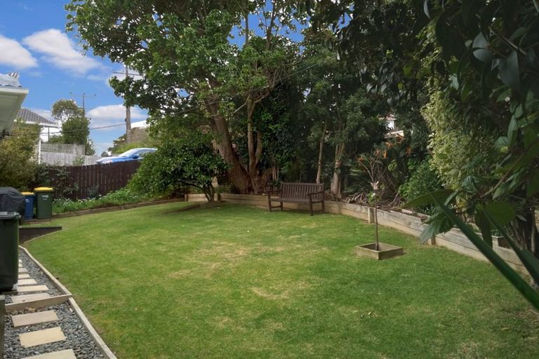 Photo of property in 1 Blenheim Street, Glenfield, Auckland, 0629