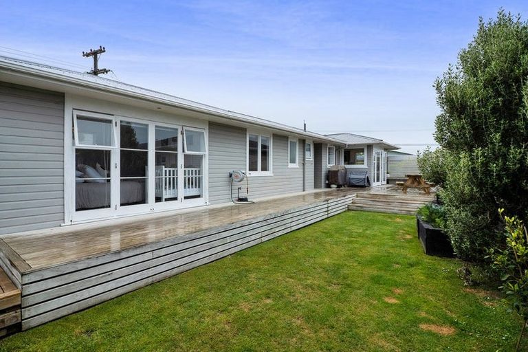 Photo of property in 215 Mangorei Road, Merrilands, New Plymouth, 4312