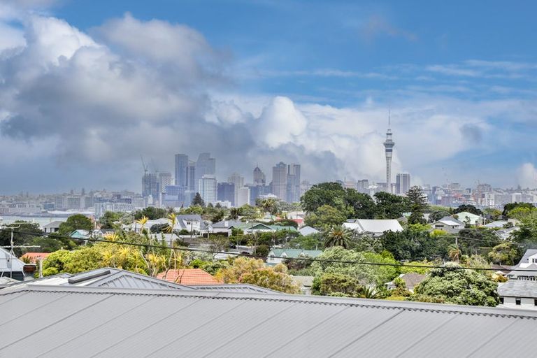 Photo of property in 1/60 Church Street, Northcote Point, Auckland, 0627