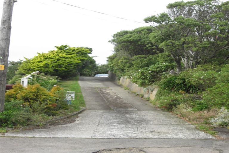 Photo of property in 8 Robert Street, Newlands, Wellington, 6037