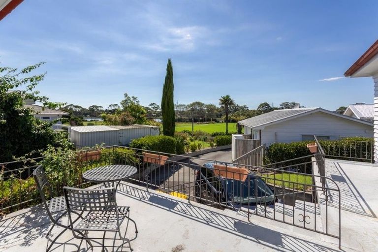 Photo of property in 126 Archibald Road, Kelston, Auckland, 0602