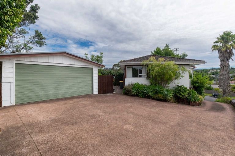 Photo of property in 64 Captain Scott Road, Glen Eden, Auckland, 0602