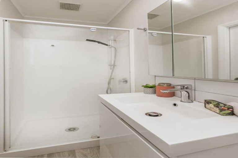 Photo of property in 11 Wakefield Terrace, Tawa, Wellington, 5028