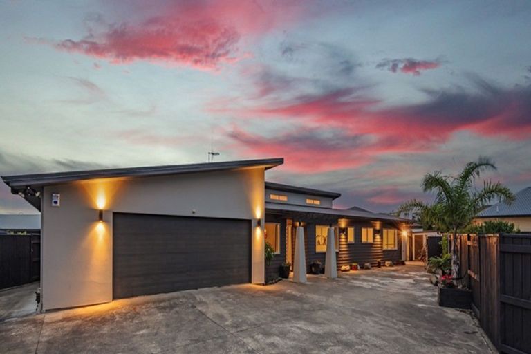 Photo of property in 22 Tennyson Avenue, Kelvin Grove, Palmerston North, 4414