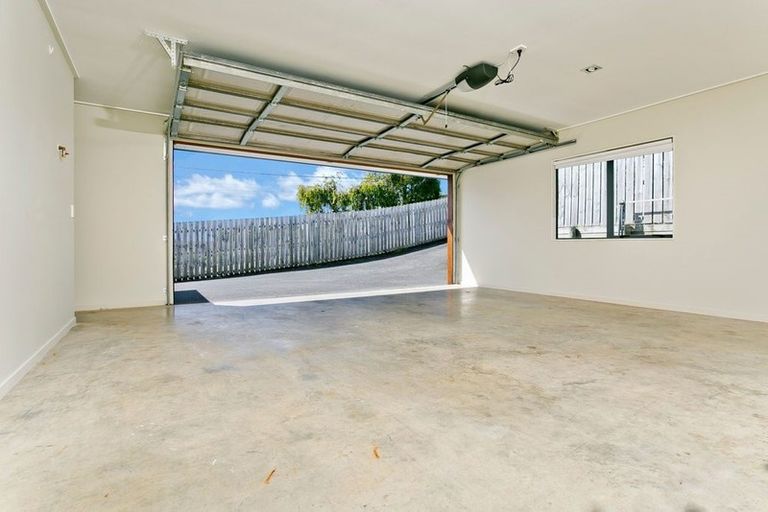 Photo of property in 229a Wairau Road, Totara Vale, Auckland, 0627