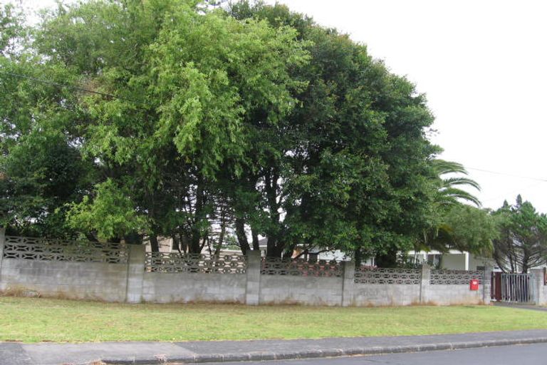 Photo of property in 14 Tiri Tiri Road, Birkdale, Auckland, 0626