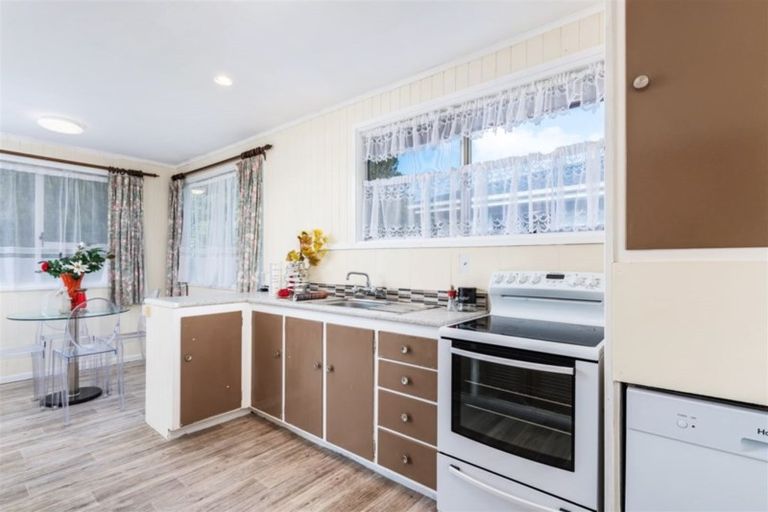 Photo of property in 32 Serwayne Place, Sunnyvale, Auckland, 0612