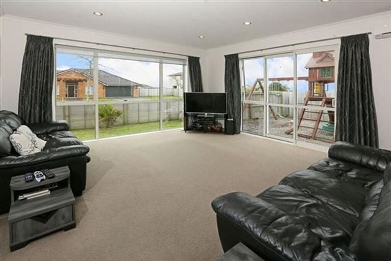 Photo of property in 106 Lake Panorama Drive, Henderson Valley, Auckland, 0612