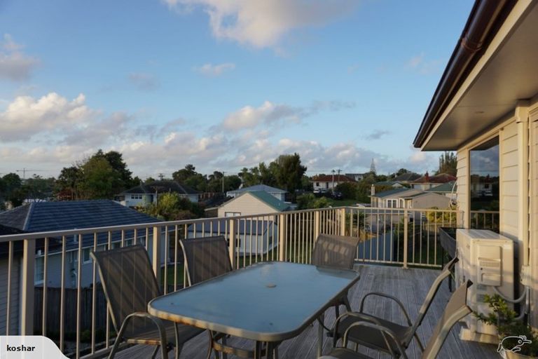 Photo of property in 27a Kirrie Avenue, Te Atatu South, Auckland, 0610