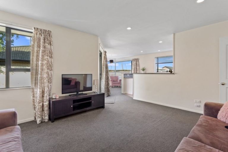 Photo of property in 8 Watkins Drive, Rangiora, 7400