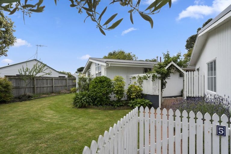 Photo of property in 5 Prudence Place, Oakura, 4314