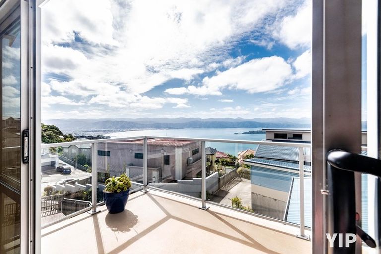 Photo of property in 12 Dress Circle, Newlands, Wellington, 6037