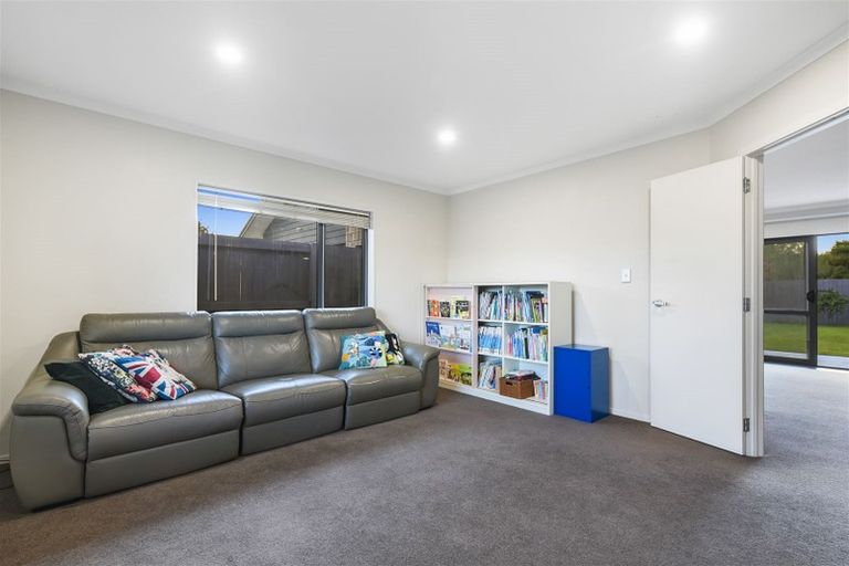 Photo of property in 37 Whitney Place, Rototuna North, Hamilton, 3210