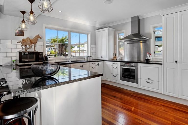 Photo of property in 24 Seaview Road, Otumoetai, Tauranga, 3110