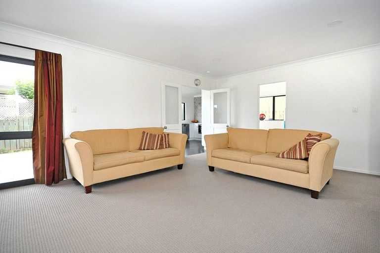 Photo of property in 1/16 Glucina Avenue, West Harbour, Auckland, 0618