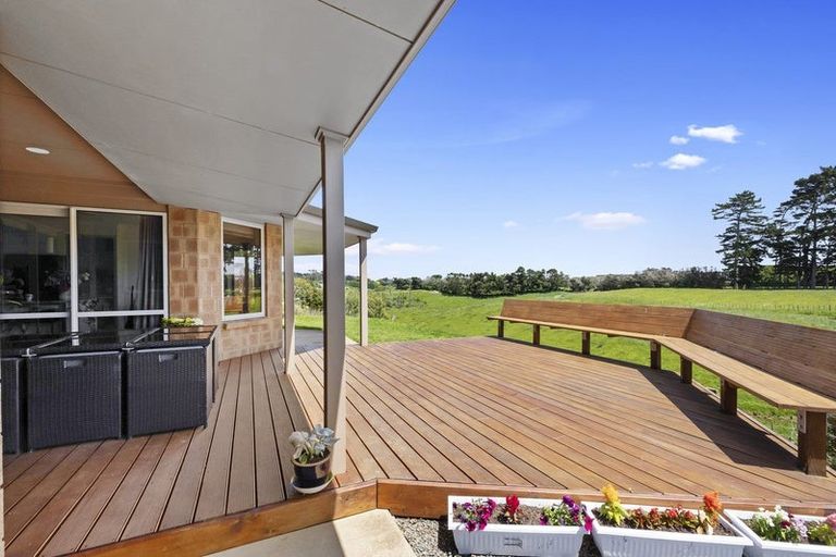 Photo of property in 32 Arthur Road, Paraite, New Plymouth, 4373