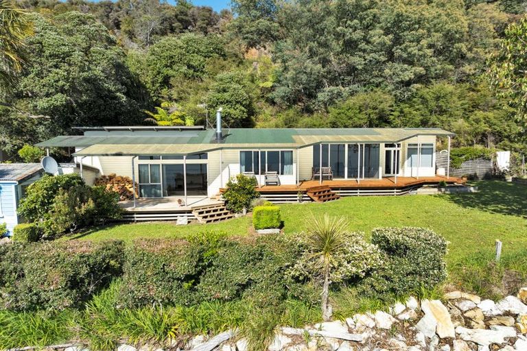 Photo of property in 172 Rangihaeata Road, Rangihaeata, Takaka, 7182