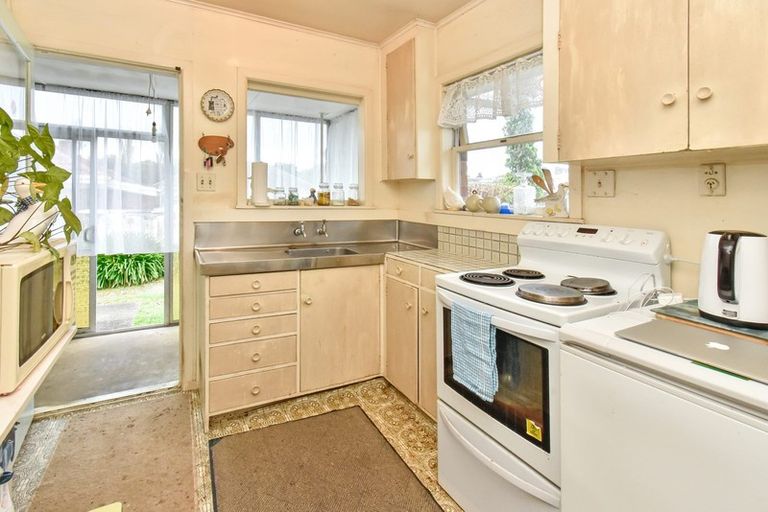 Photo of property in 10 Churchill Avenue, Manurewa, Auckland, 2102