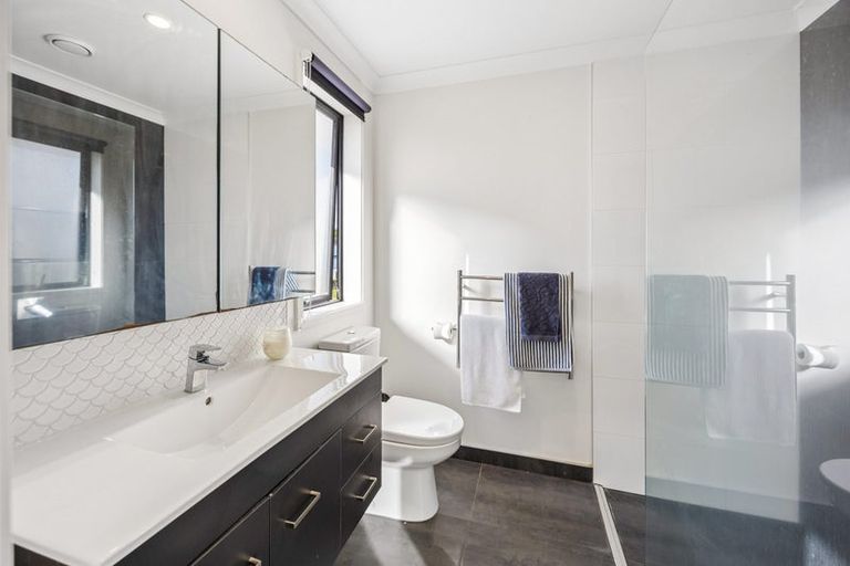 Photo of property in 14 Kahika Grove, Huapai, Kumeu, 0810