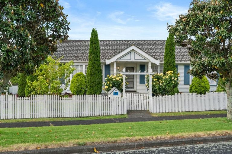 Photo of property in 27 Miro Road, Mangere Bridge, Auckland, 2022
