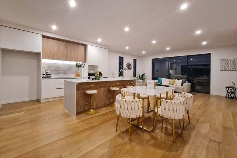 Photo of property in 952c East Coast Road, Northcross, Auckland, 0632