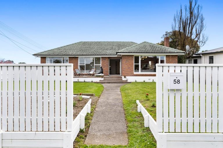 Photo of property in 58 Yeovil Road, Te Atatu Peninsula, Auckland, 0610