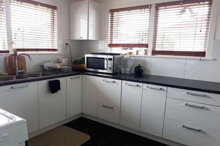 Photo of property in 2/10 Ocean View Road, Northcote, Auckland, 0627