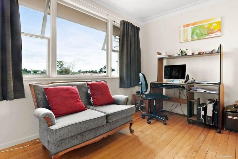 Photo of property in 18 Renwick Street, Papakura, 2110