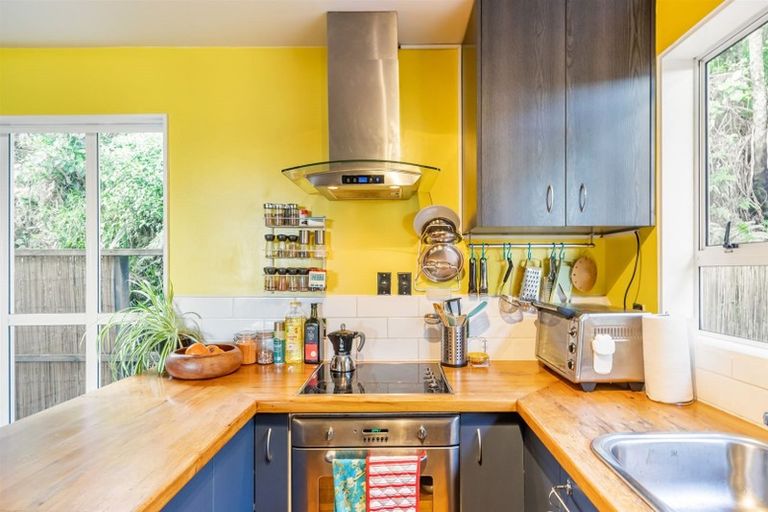 Photo of property in 40 Akatea Road, Korokoro, Lower Hutt, 5012