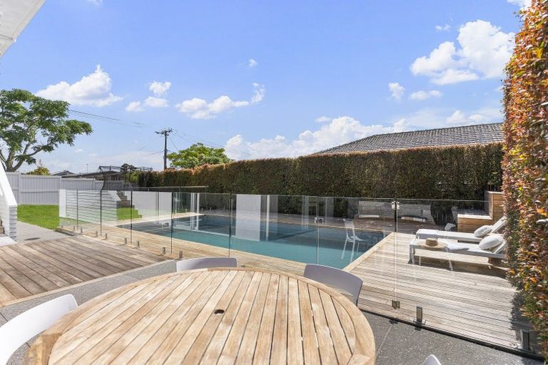 Photo of property in 87 Sylvan Avenue, Northcote, Auckland, 0627