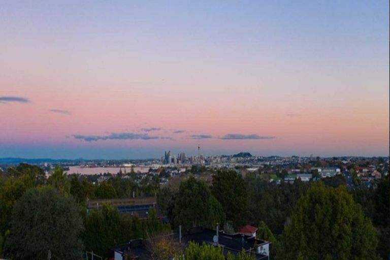 Photo of property in 83 Pupuke Road, Northcote, Auckland, 0627