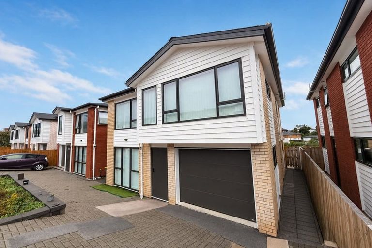 Photo of property in 5/12 Bangla Place, Massey, Auckland, 0614