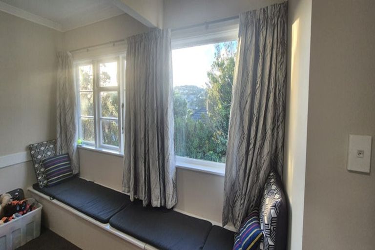 Photo of property in 11 Miles Crescent, Newlands, Wellington, 6037