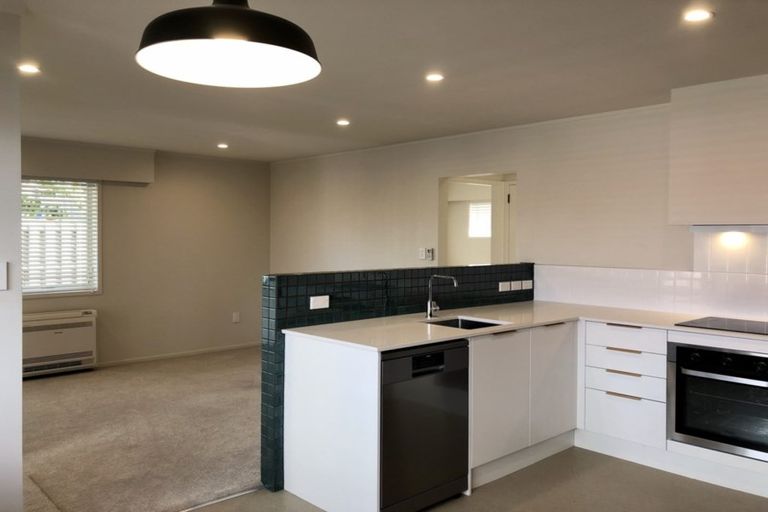 Photo of property in 2/7 Ian Place, Glendene, Auckland, 0602