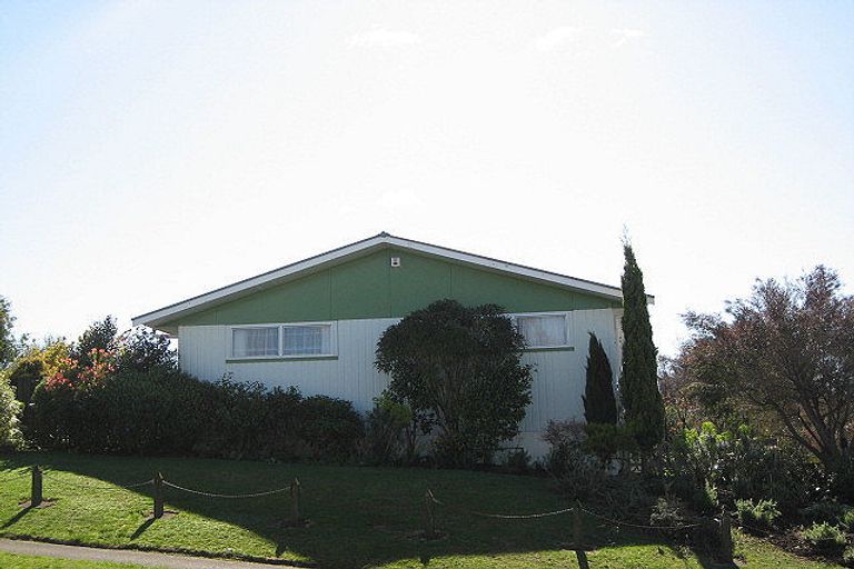 Photo of property in 16 Leeton Drive, Waipukurau, 4200