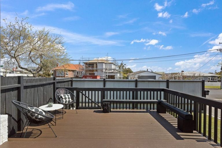 Photo of property in 3/50 Old Lake Road, Narrow Neck, Auckland, 0624