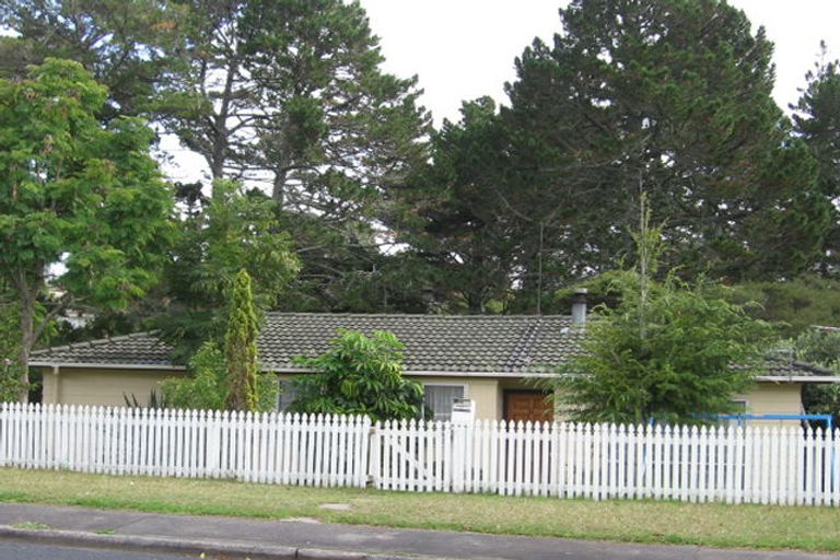 Photo of property in 23 Claverdon Drive, Massey, Auckland, 0614