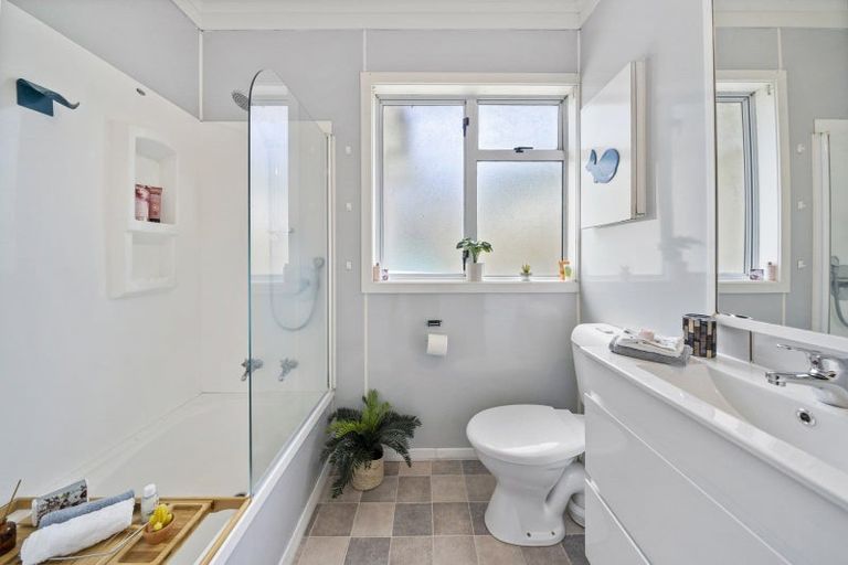 Photo of property in 6 Park Avenue, Tawa, Wellington, 5028