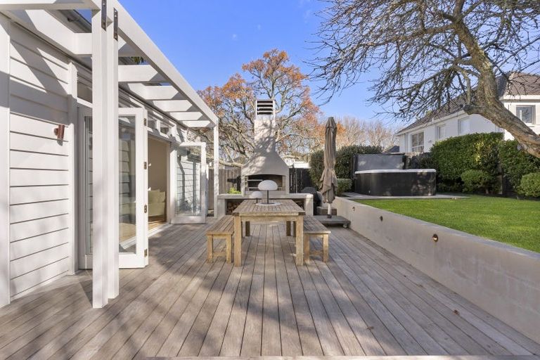 Photo of property in 28 Princes Street, Northcote Point, Auckland, 0627