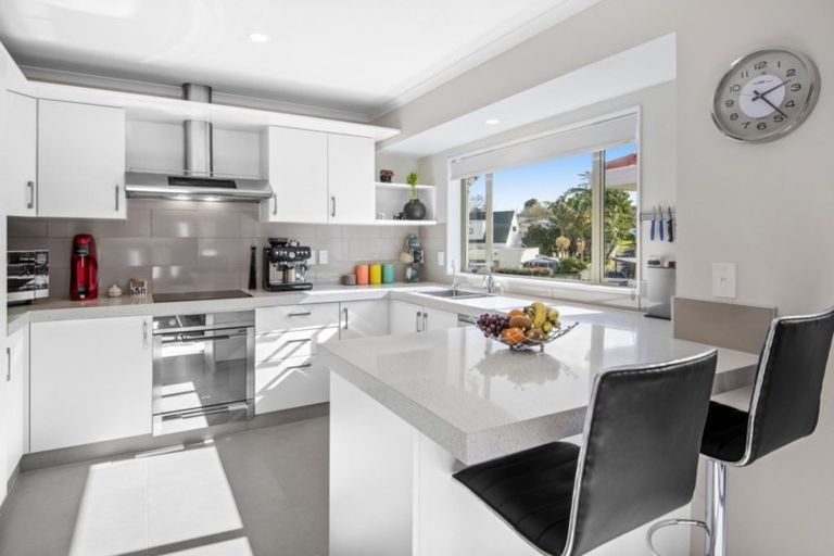 Photo of property in 16 Gillett Place, Botany Downs, Auckland, 2014