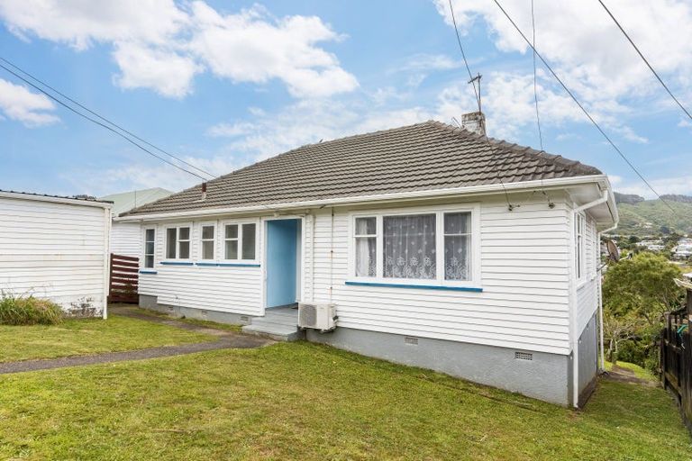 Photo of property in 12 Taylor Terrace, Tawa, Wellington, 5028