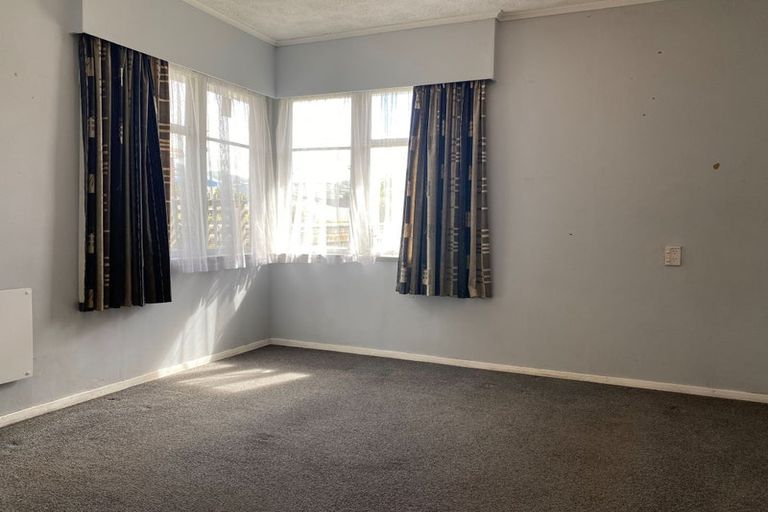 Photo of property in 9b Whites Line West, Woburn, Lower Hutt, 5010