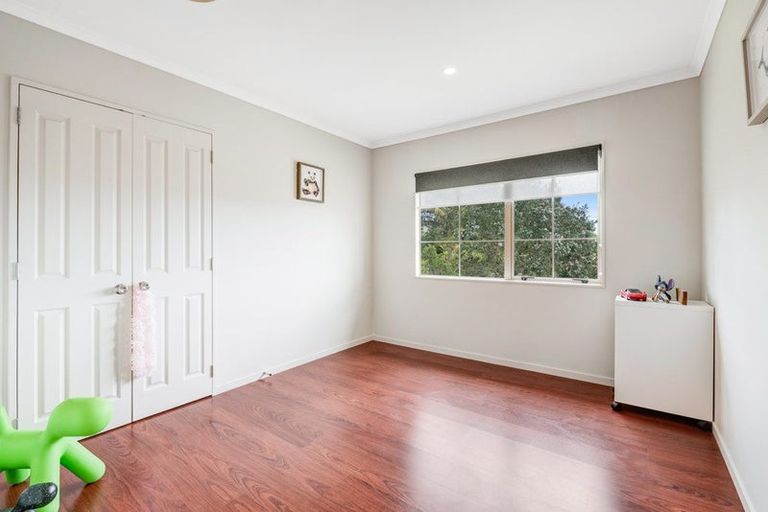 Photo of property in 32 Canary Place, Unsworth Heights, Auckland, 0632