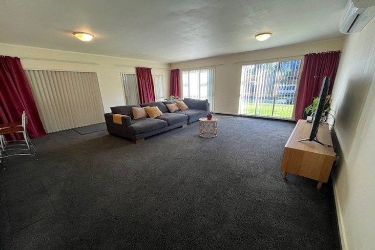 Photo of property in 32 Jillteresa Crescent, Half Moon Bay, Auckland, 2012