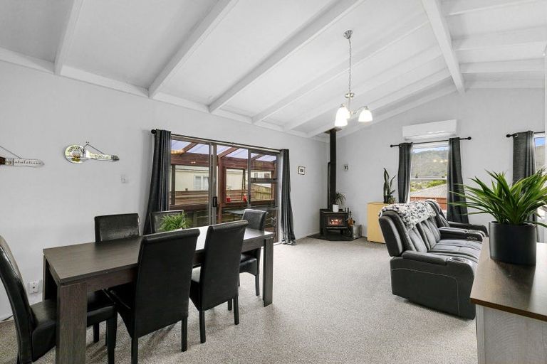 Photo of property in 7 Waipuna Grove, Stokes Valley, Lower Hutt, 5019
