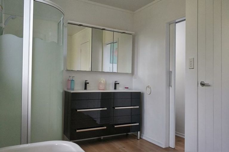 Photo of property in 4 Hollyhock Place, Browns Bay, Auckland, 0630