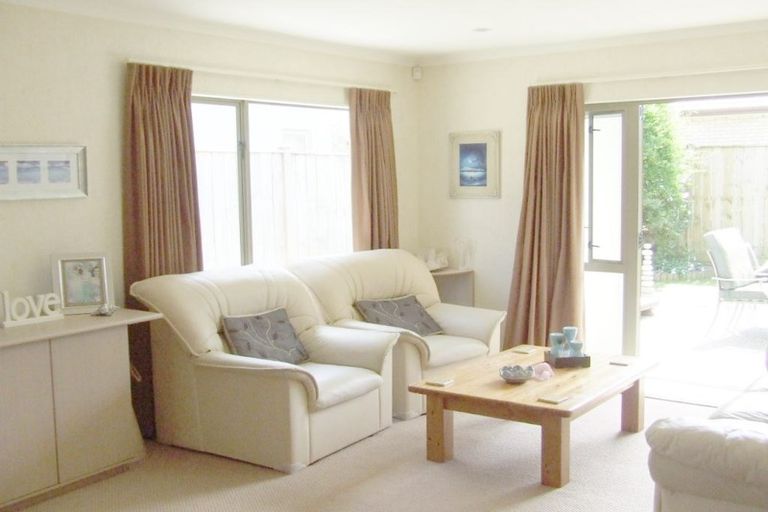 Photo of property in 11 Lilybank Crescent, East Tamaki, Auckland, 2013